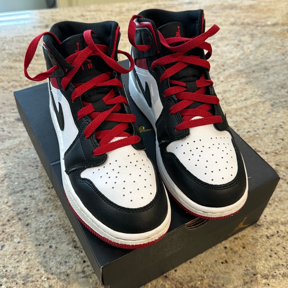 Air Jordan 1 Mid
Big Kids' Shoes size 5